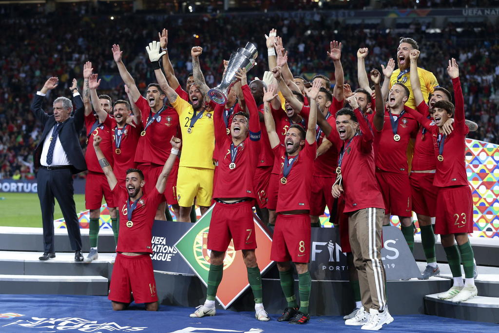 Los jugadores portugueses levantan el trofeo luego de imponerse en la final de la primera edición del naciente certamen ante los holandeses. (ARCHIVO) 