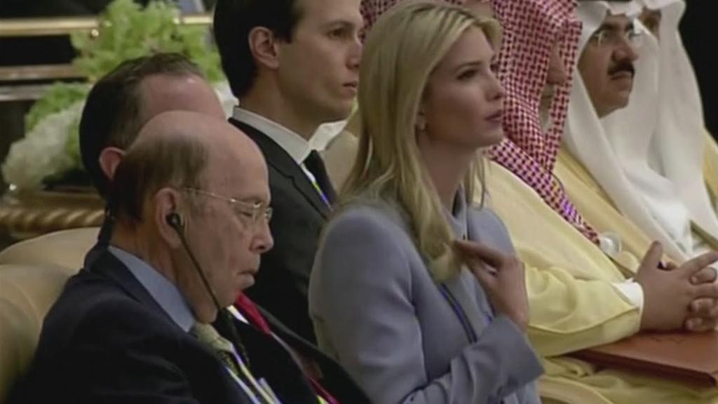 El secretario de Comercio de EUA, Wilbur Ross, se quedó este martes dormido durante el discurso ante la ONU del presidente estadounidense, Donald Trump. (ESPECIAL)