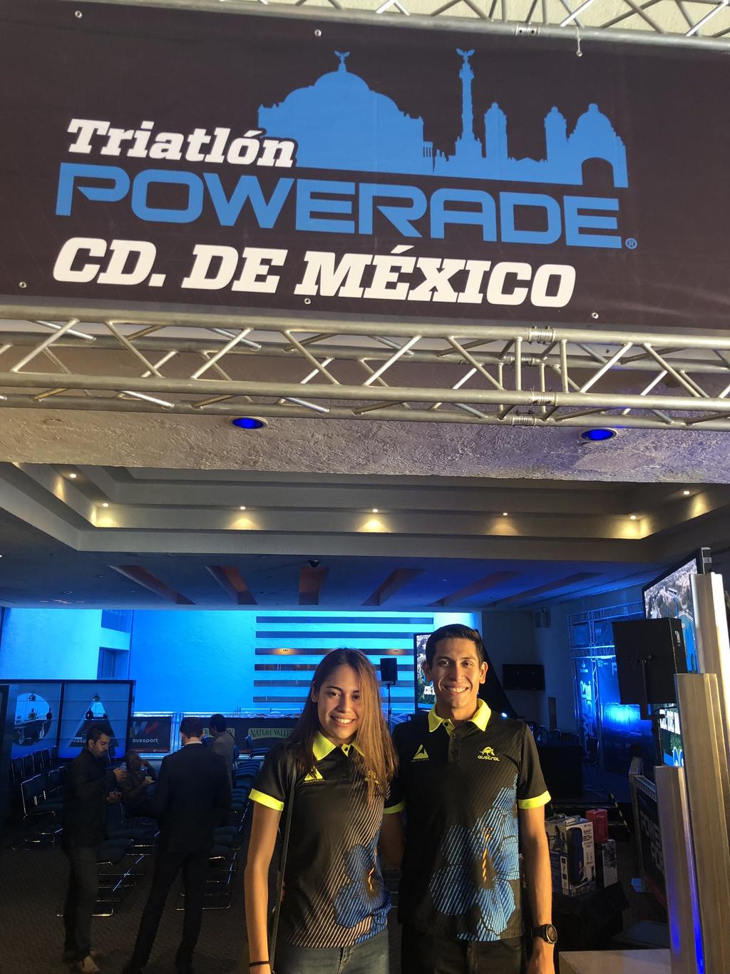 Los seleccionados nacionales Anahí Álvarez y Edson Gómez participarán en el segundo Triatlón de la Ciudad de México. (CORTESÍA)