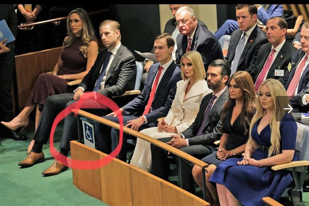 Las críticas no se hicieron esperar cuando se difundió una foto en la que, frente a donde está sentado Kushner, se ve una indicación de que esa zona era para personas en silla de ruedas. (TWITTER)