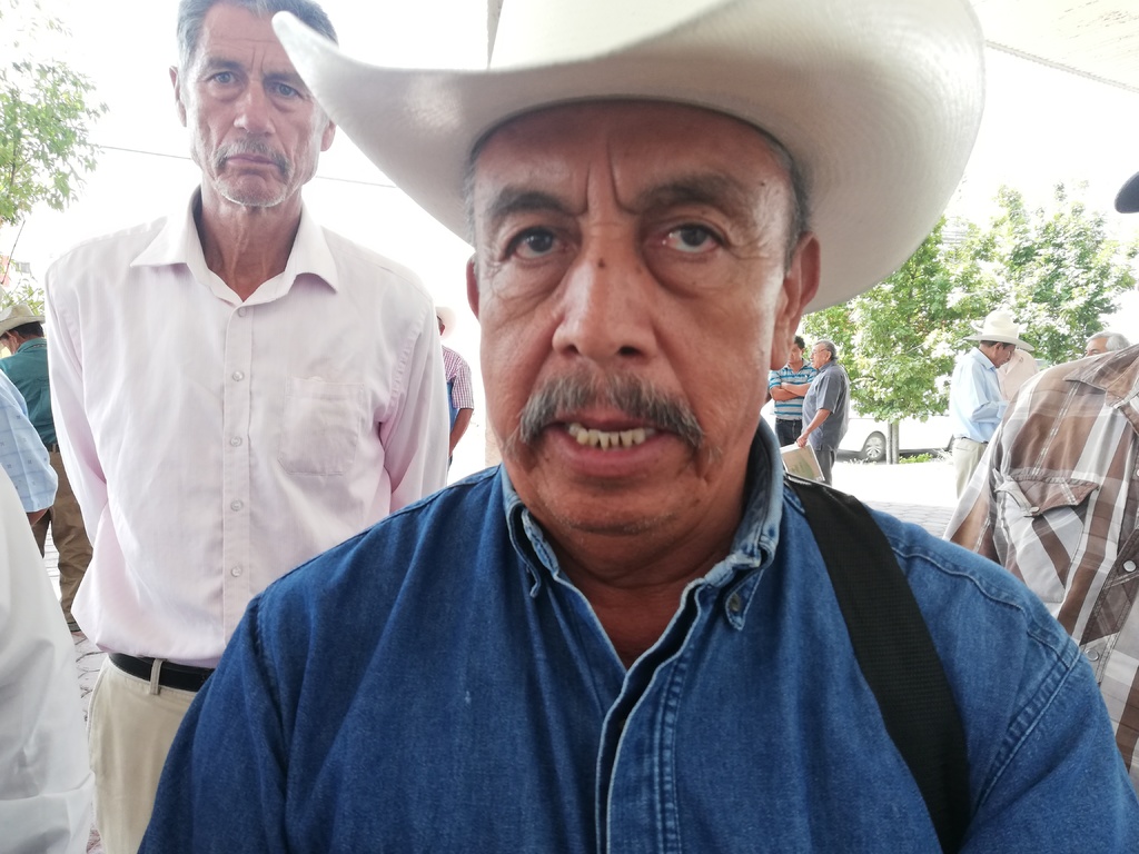 Saúl Cháirez dijo que los funcionarios de Conagua solo les dan largas y no les entregan los contratos de derechos de agua. (VIRGINIA HERNÁNDEZ)