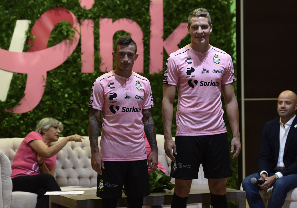 Brian Lozano (i) y Julio Furch modelaron el jersey rosa, con el que Santos impulsará la prevención del cáncer de mama. (JESÚS GALINDO)
