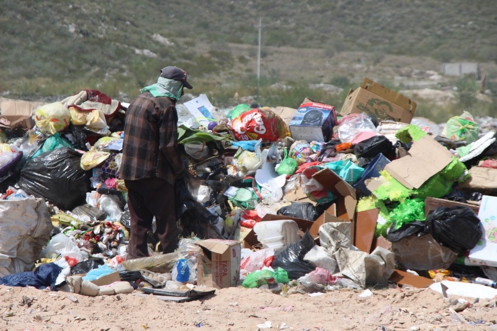 Un grupo de pepenadores solicitó la intervención de las autoridades contra trabajadores de limpieza que se quedan con materiales. (EL SIGLO DE TORREÒN / MA. ELENA HOLGUÍN)