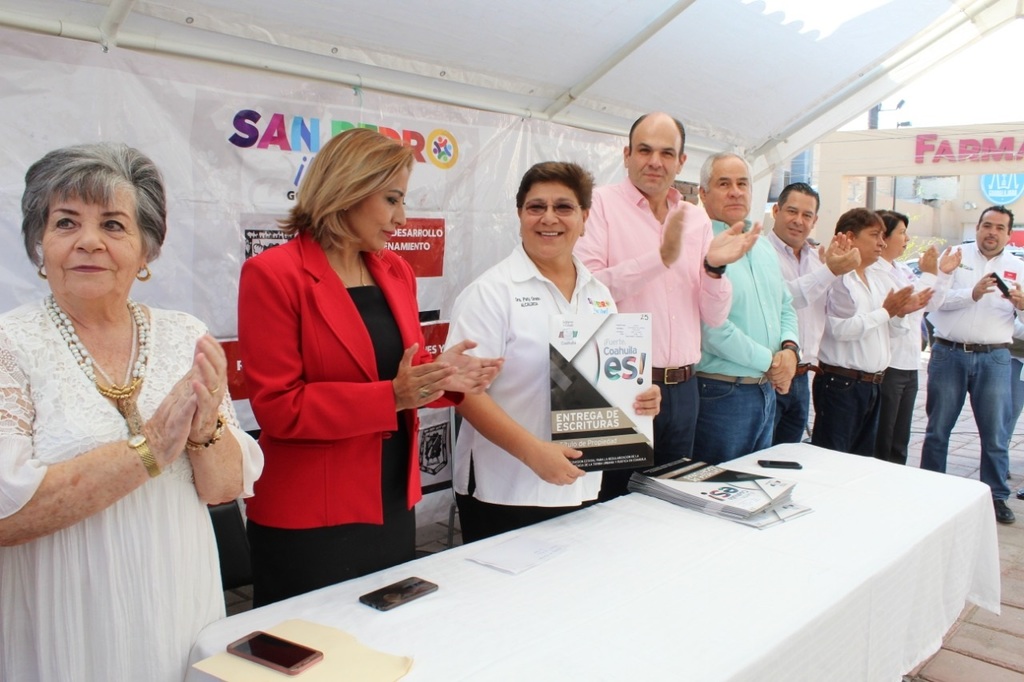 Autoridades dan certeza jurídica con escrituras a familias de San Pedro. (EL SIGLO DE TORREÓN/BETTY SILVA)