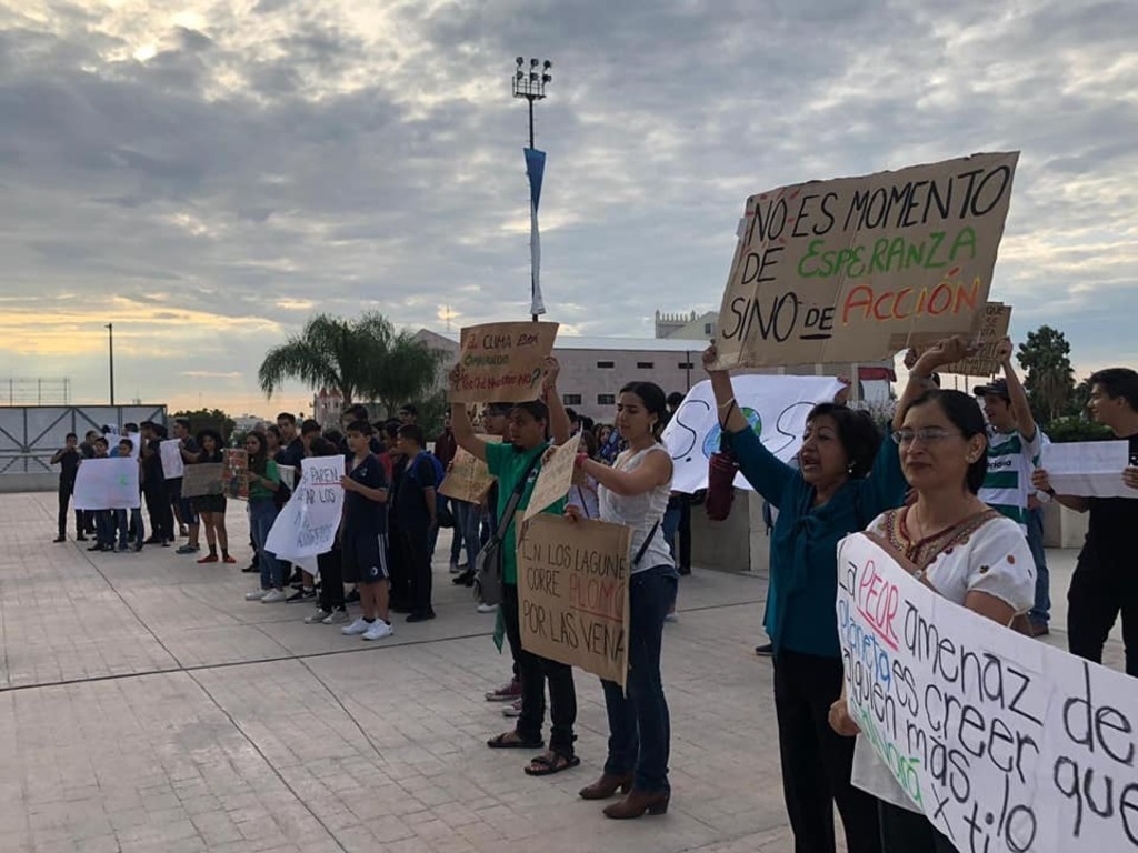 El pasado viernes, ciudadanos realizaron un plantón en presidencia municipal por crisis climática. (ARCHIVO)