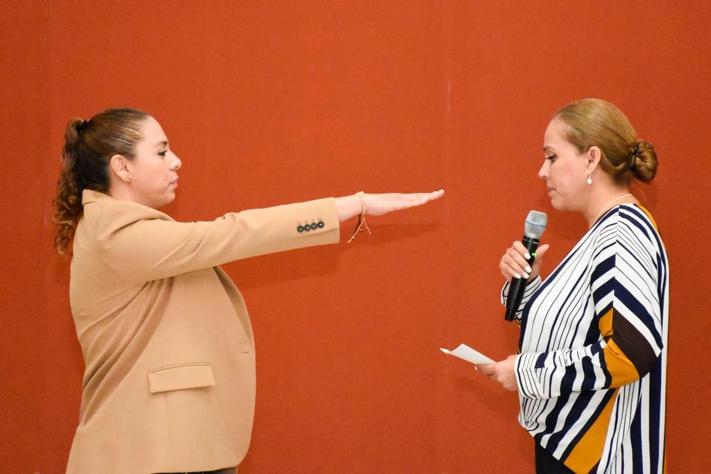 La presidenta municipal, Marina Vitela Rodríguez, declaró oficialmente instalada la Junta Directiva de la Expo Feria Gómez Palacio, ante cuyos integrantes expuso la propuesta de un centro de esparcimiento productivo y familiar. (FABIOLA P. CANEDO)