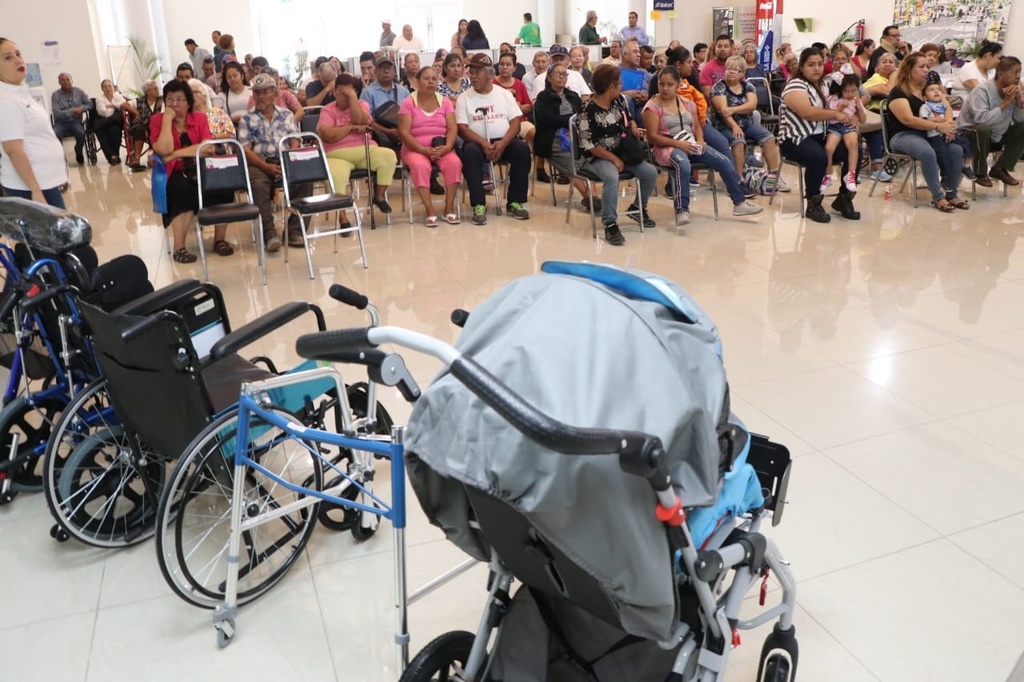 El objetivo de la entrega de estas sillas de ruedas es mejorar la calidad de vida de quienes requieren del uso de estos aparatos. (CORTESÍA)