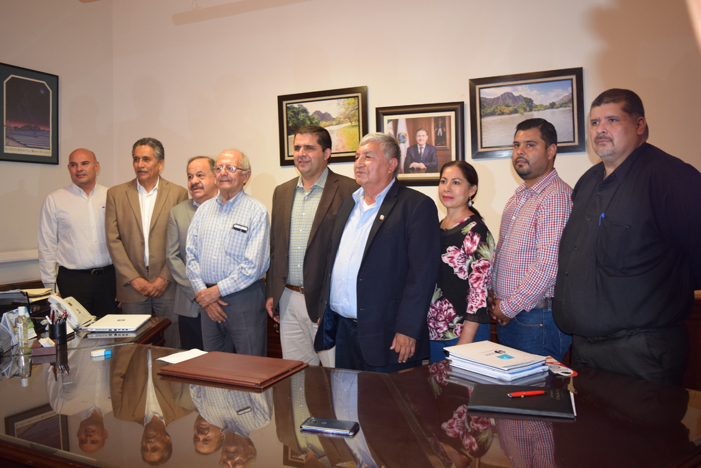 Integrantes del Club Rotario Torreón se reunieron con el alcalde Homero Martínez para formalizar la donación de las plantas. (EL SIGLO DE TORREÓN)