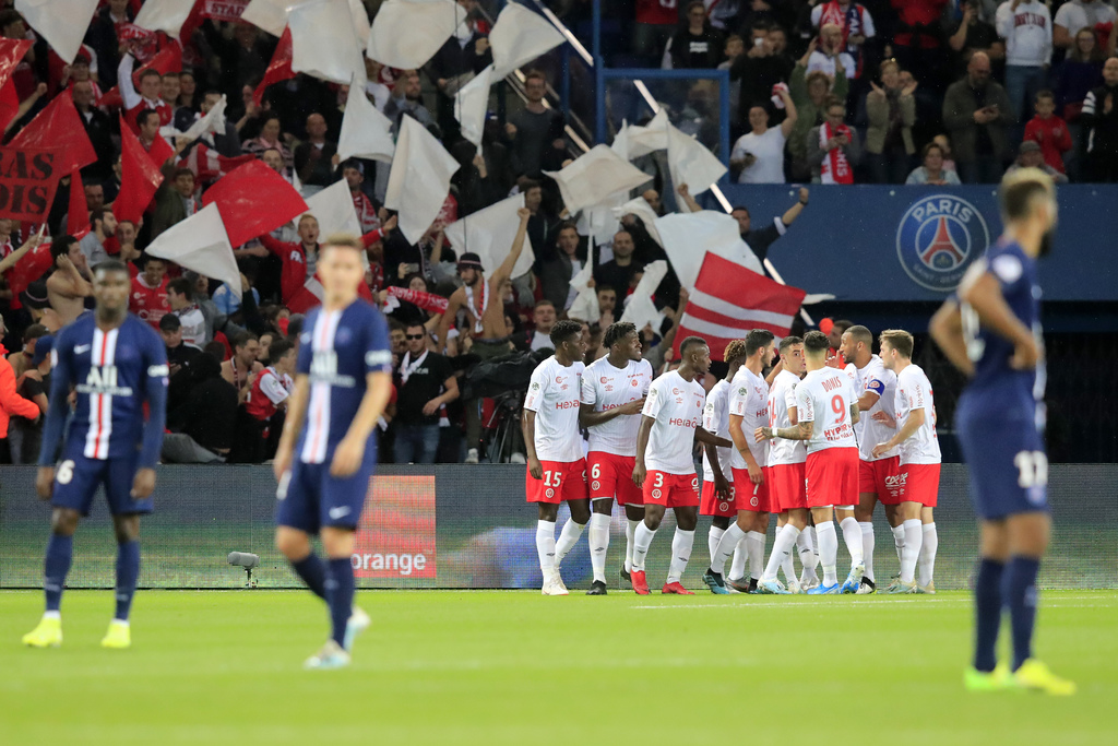 Los jugadores del Reims festejan luego del primer gol ante los parisinos en el Parque de los Príncipes. (AP)