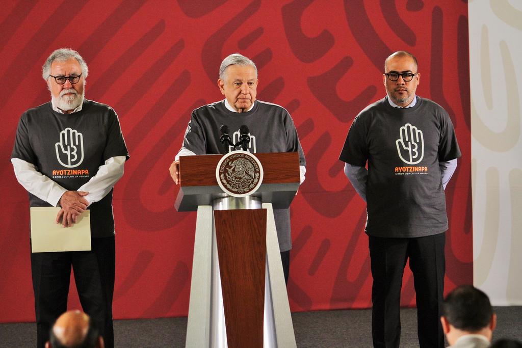 Al cumplirse cinco años de la desaparición de los 43 normalistas, el presidente Andrés Manuel López Obrador portó una playera alusiva al caso Ayotzinapa. (NOTIMEX)
