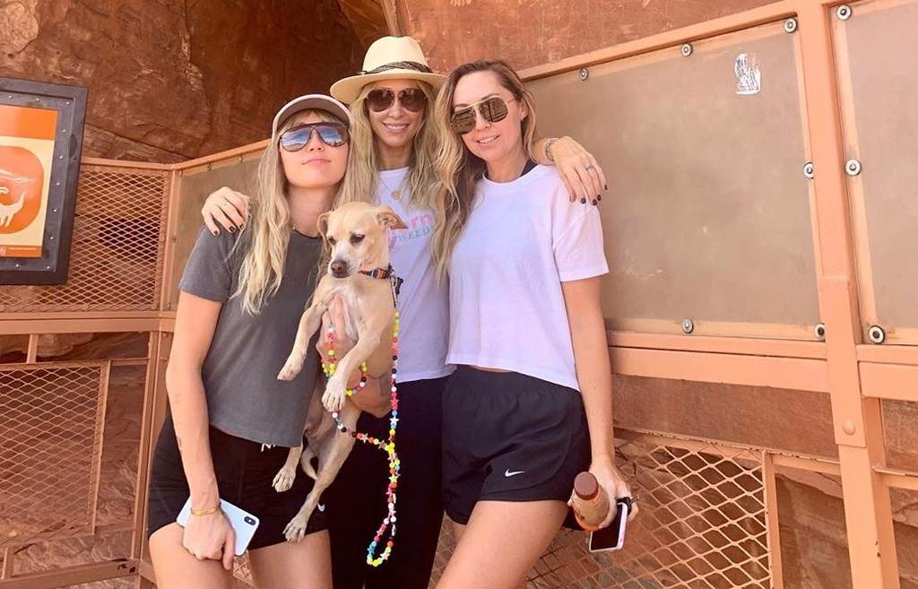 Tras darse a conocer su rompimiento con la bloguera Kaitlynn Carter, la cantante y actriz estadounidense Miley Cyrus disfruta del Gran Cañón junto con su madre Tish y su hermana Brandi. (INSTAGRAM)