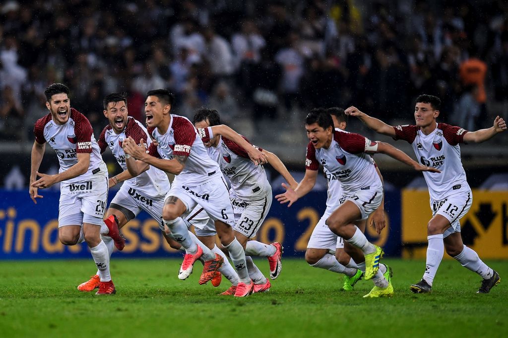 Los jugadores de Colón festejan tras ganar en penales en Brasil. (EFE) 
