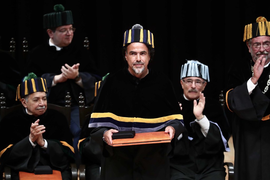 Ceremonia. El rector de la UNAM entrega la distinción de Honoris Causa al cineasta mexicano Alejandro González Iñárritu. (AGENCIAS) 