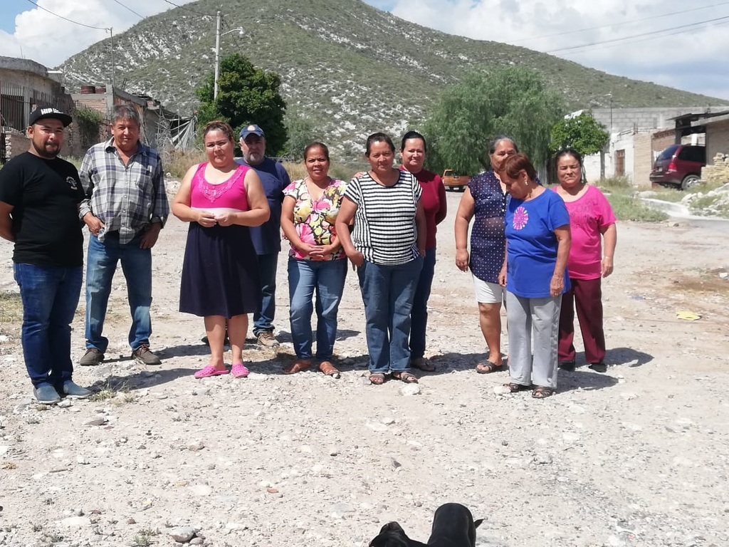 Habitantes de Lerdo San Isidro piden al Municipio la regularización del servicio de agua potable. (EL SIGLO DE TORREÓN/EDITH GONZÁLEZ)