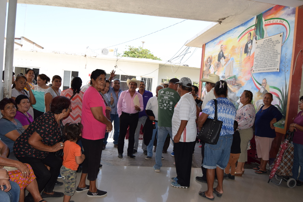 El grupo amagó con no retirarse hasta hablar con el alcalde. (EL SIGLO DE TORREÓN/MARY VÁZQUEZ)