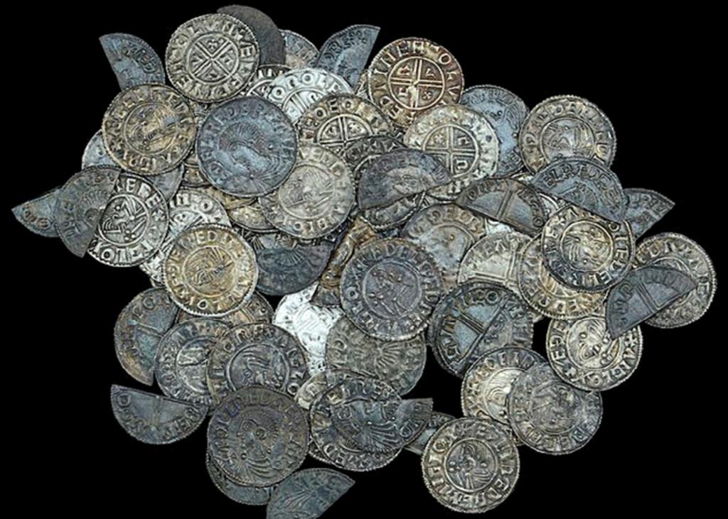Las monedas estaban enterradas bajo una parroquia cristiana. (INTERNET)