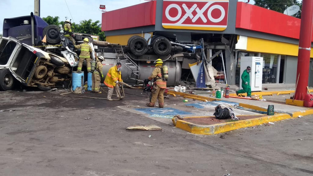  La Unidad Estatal de Protección Civil y Bomberos de Jalisco (UEPCBJ) informó que atendió el choque de una pipa en el municipio de San Gabriel, Jalisco, la cual transportaba ácido nítrico y chocó contra una tienda de conveniencia, dejando cuatro personas lesionadas en un primer reporte. (NOTIMEX)