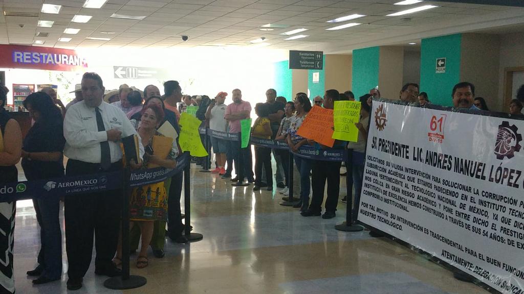 Tras concluir su conferencia matutina de esta mañana, el titular del Ejecutivo federal tomó un vuelo que lo traerá hacia el aeropuerto de Torreón, donde diversas personas ya se encuentran a la espera de su arribo. (EL SIGLO DE TORREÓN)