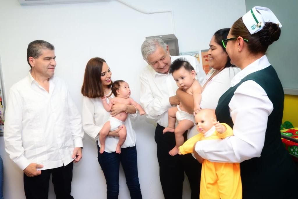 Previo al evento preparado, López Obrador hizo un recorrido por el hospital del IMSS en Matamoros. (CORTESÍA)