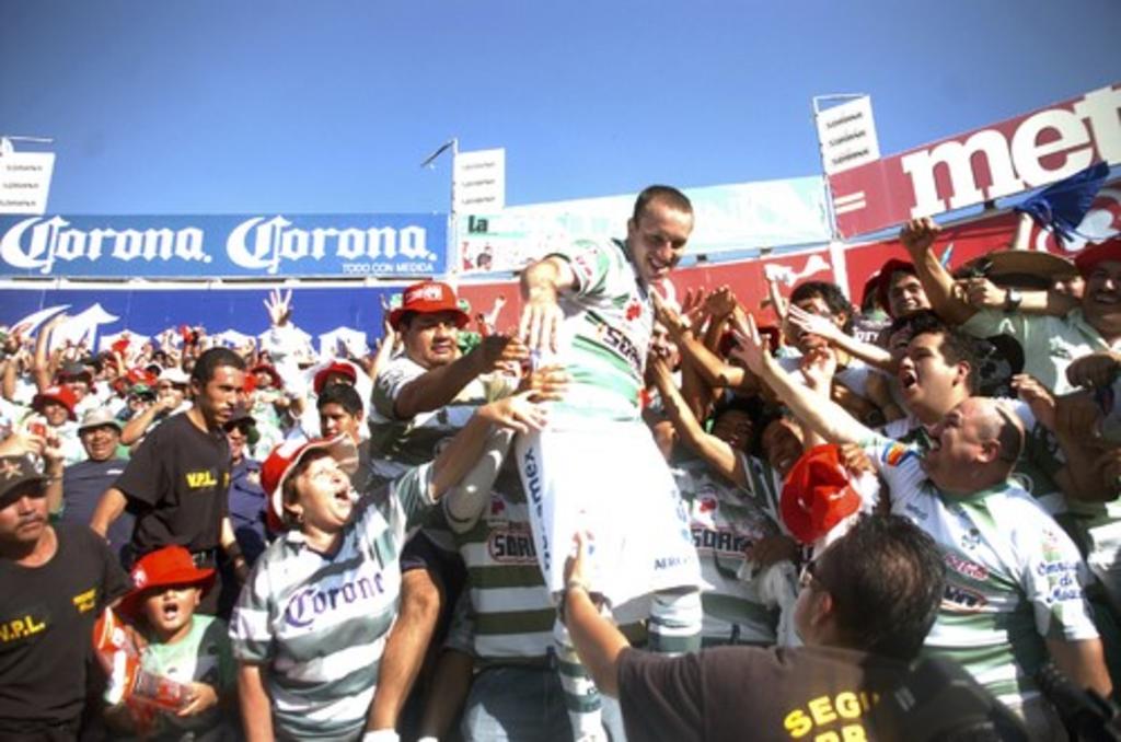 Matías Vuoso fue el anotador del tercer gol en el encuentro de Santos vs Pachuca, festejando con la afición que se dio cita a este juego. (ARCHIVO)