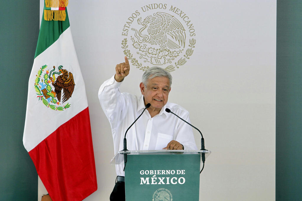  El presidente Andrés Manuel López Obrador aseguró que la próxima vez que hable por teléfono con el mandatario de Estados Unidos, Donald Trump, le ofrecerá que compre el avión presidencial, el cual se encuentra en California. (NOTIMEX)