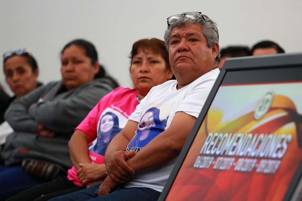 El grupo Madres Poderosas llegó al evento del presidente para pedir justicia por los feminicidios. (EL SIGLO DE TORREÓN / Mary Vázquez)