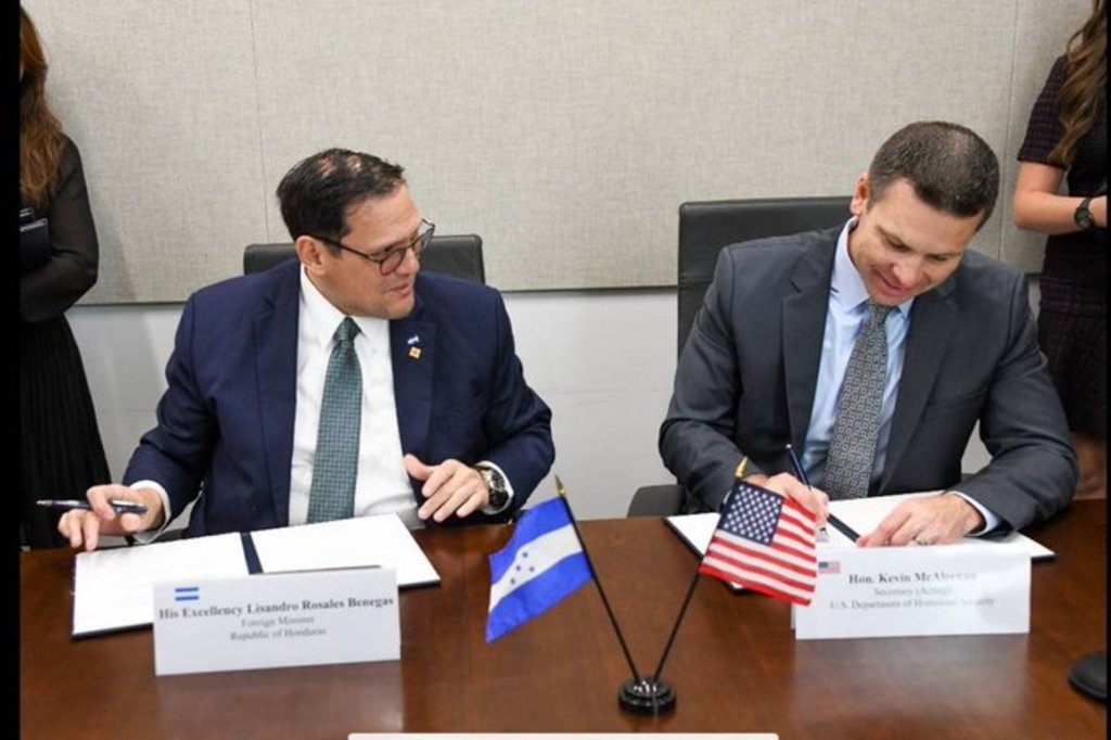 Firmaron los acuerdos el secretario de EUA Kevin McAleenan y el canciller Lisandro Rosales. (ESPECIAL)