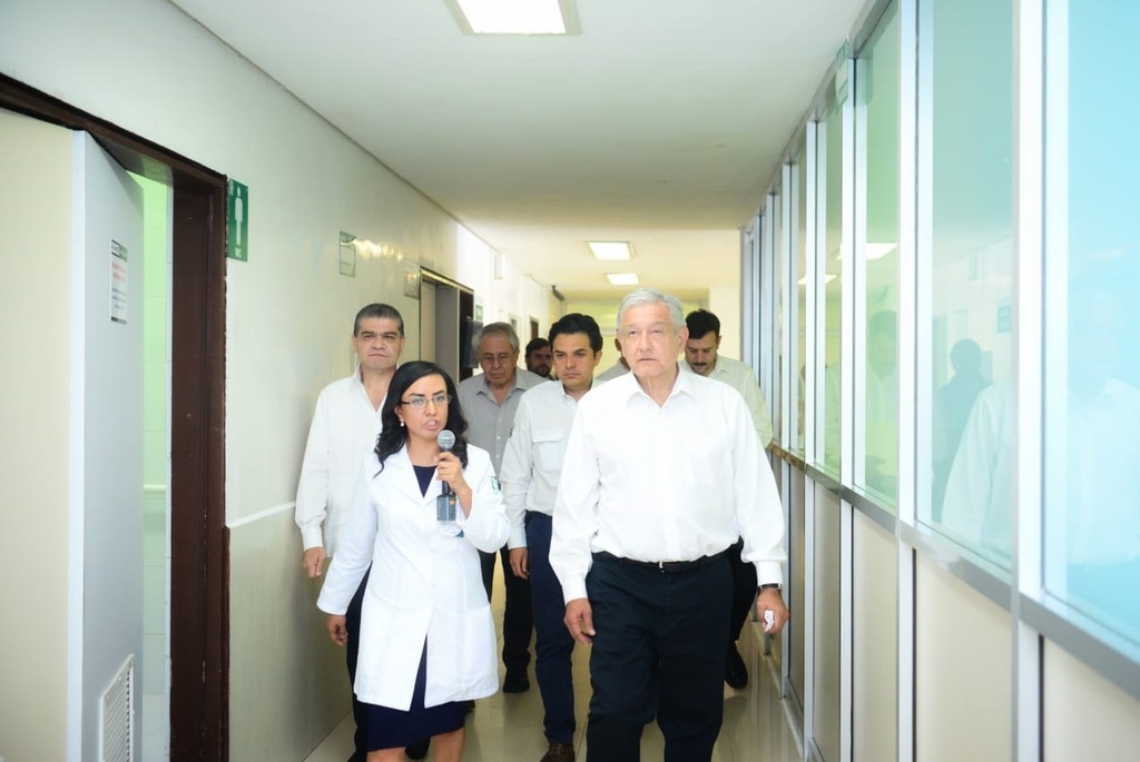 Acompañado de su equipo en materia de salud, el presidente de México, Andrés Manuel López Obrador, visitó el Hospital Rural de Matamoros, donde reconoció que se necesita un nuevo hospital.