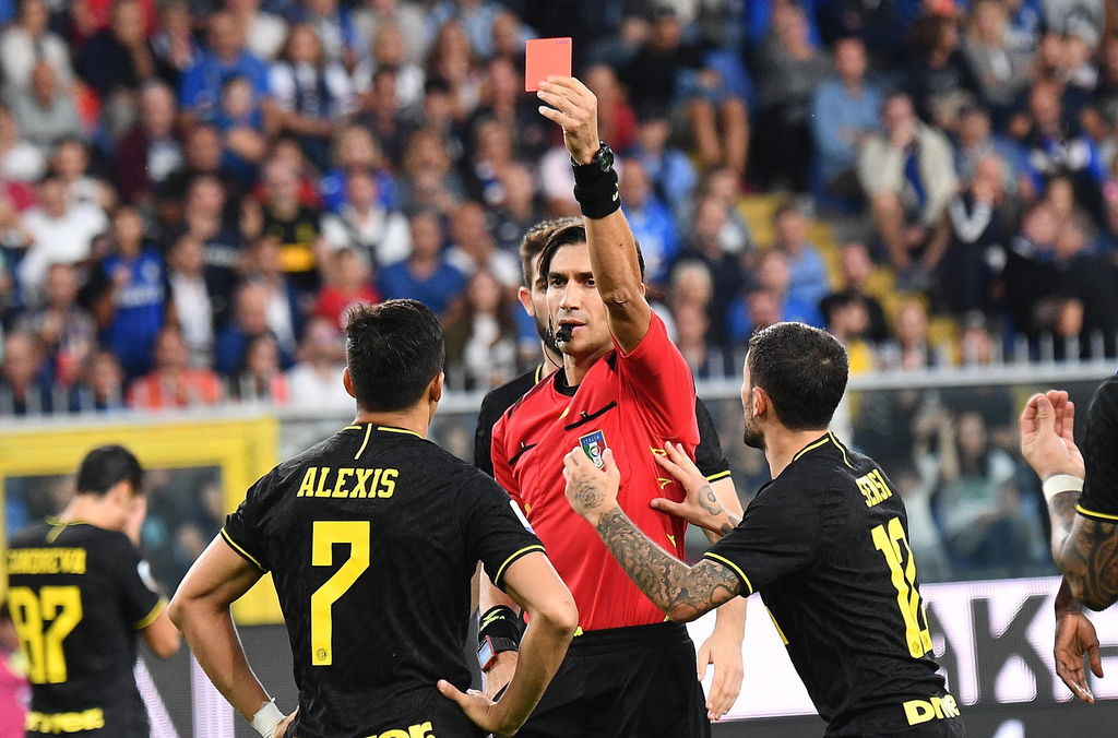 El chileno fue expulsado por fingir una falta, lo que significó la segunda tarjeta, en su primer juego como titular con su nuevo club.