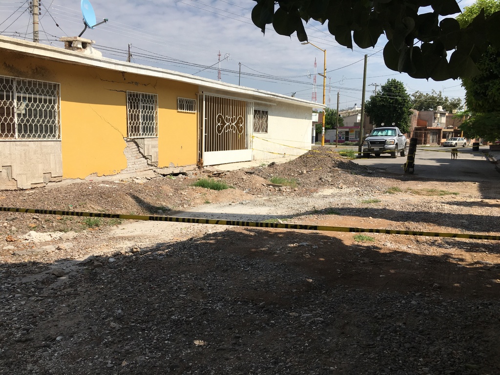 Vecinos de la calle Brezo piden a las autoridades que revisen la zona donde se registró el socavón. (EL SIGLO DE TORREÓN)