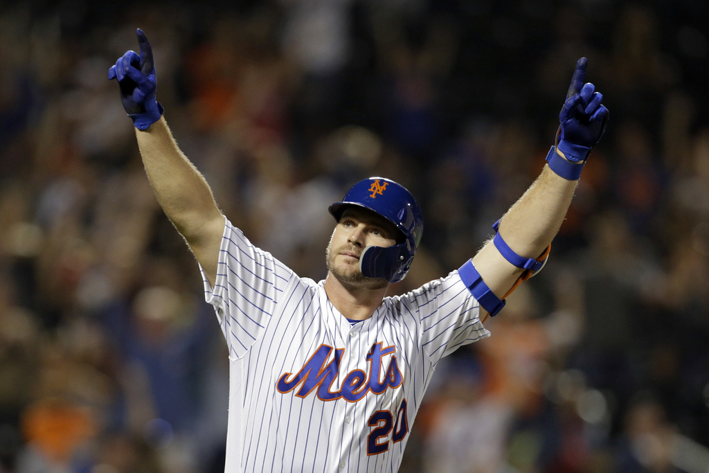 Pete Alonso celebra tras conectar su cuadrangular número 53.