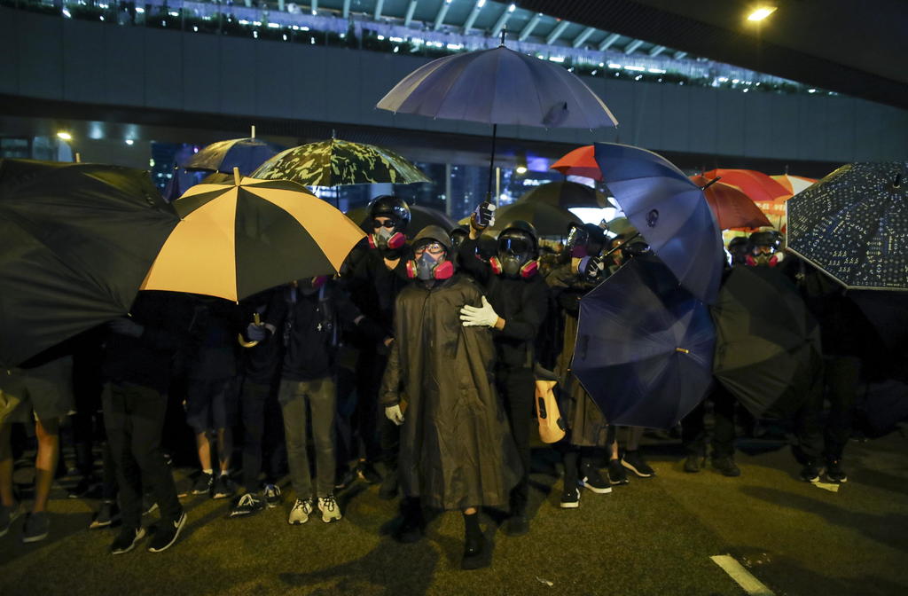 En esa ocasión, los manifestantes abrieron paraguas para defenderse de los gases lacrimógenos. (EFE)