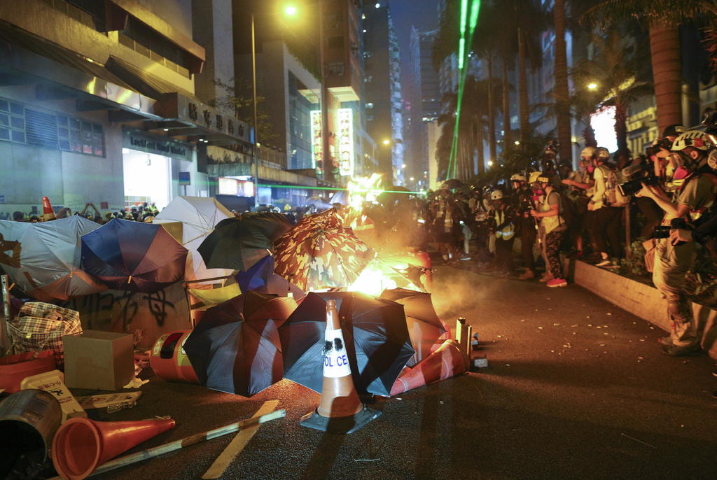En vísperas del 70 aniversario de la fundación de la República Popular de China, las manifestaciones en Hong Kong se intensificaron hoy con violentos enfrentamientos en varios puntos de ciudad. (EFE)