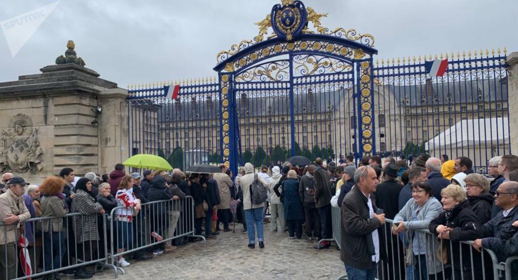 Miles de personas se congregaron hoy en el Palacio de los Inválidos de París para honrar al expresidente de Francia Jacques Chirac, fallecido el jueves a los 86 años, en un homenaje público, previo al funeral de Estado de mañana lunes. (ESPECIAL)