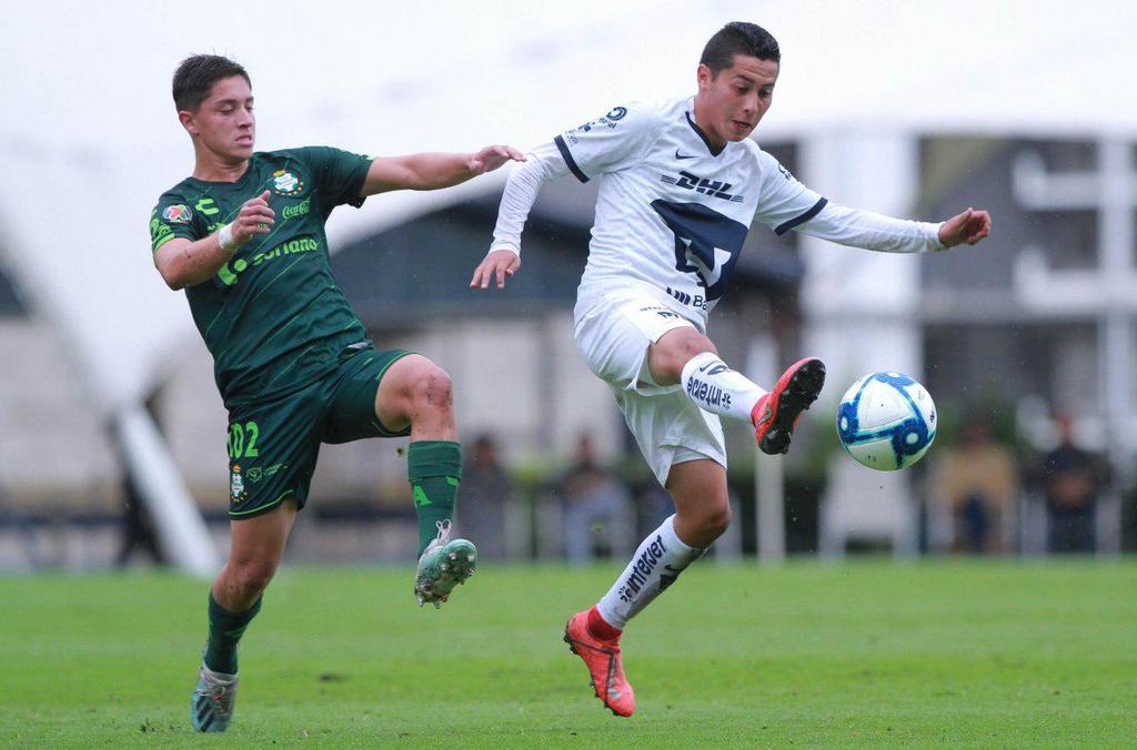 Con un gol en el tiempo agregado, los Pumas vencieron 2-1 a Santos Laguna durante en duelo de la Jornada 12 de la categoría Sub-20 de la Liga MX. (ESPECIAL)