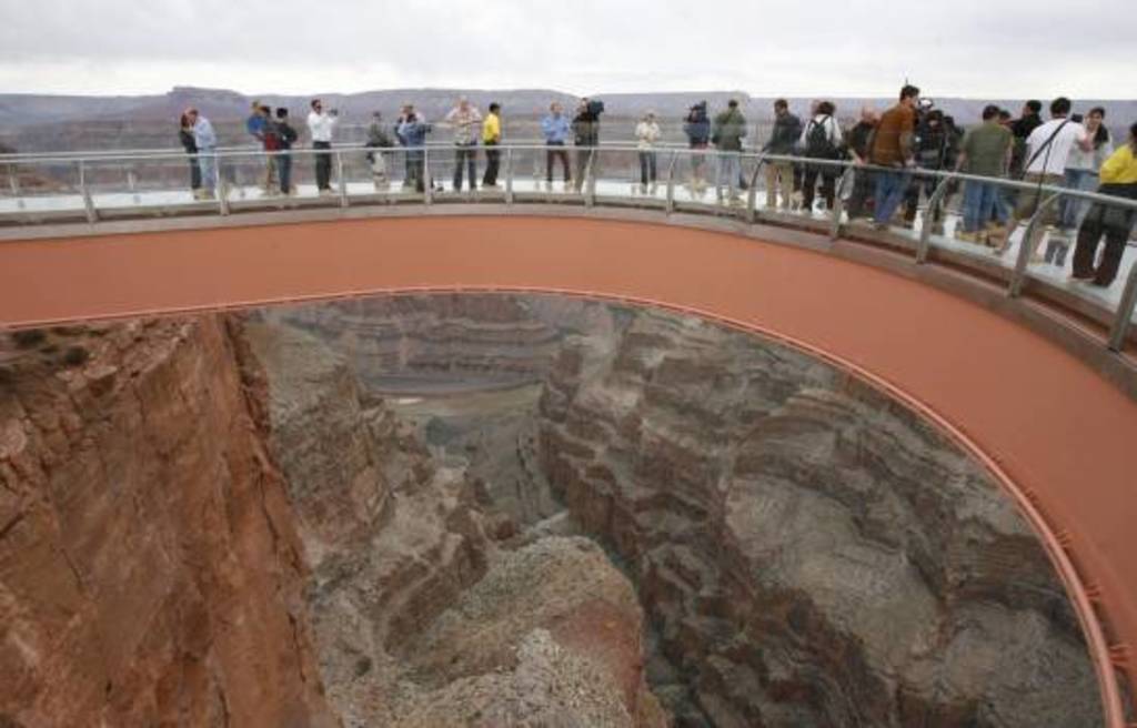 El puente Skywalk, inaugurado en 2007, es un corredor de vidrio en forma de herradura que se adentra 21 metros al cañón. (AP)