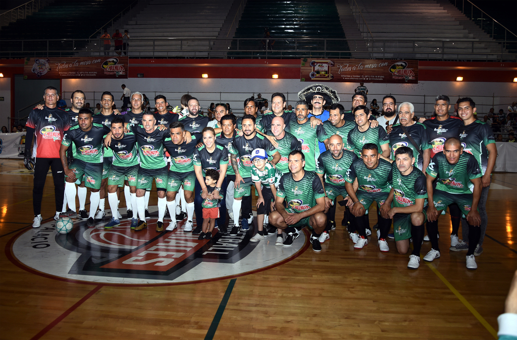 Gran cantidad de estrellas del Santos Laguna se enfrentaron ayer en un partido a beneficio de niños con problemas de salud.(JESÚS GALINDO)