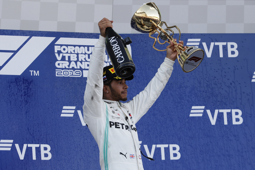 El británico Lewis Hamilton se llevó el triunfo en el Gran Premio de Rusia, y extendió su ventaja en la clasificación de pilotos. (AP)