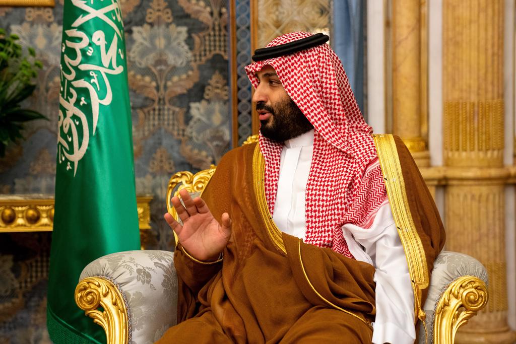 El príncipe heredero de Arabia Saudita, Mohammed bin Salman, advirtió que una confrontación militar con Irán colapsará la economía global. (ARCHIVO)