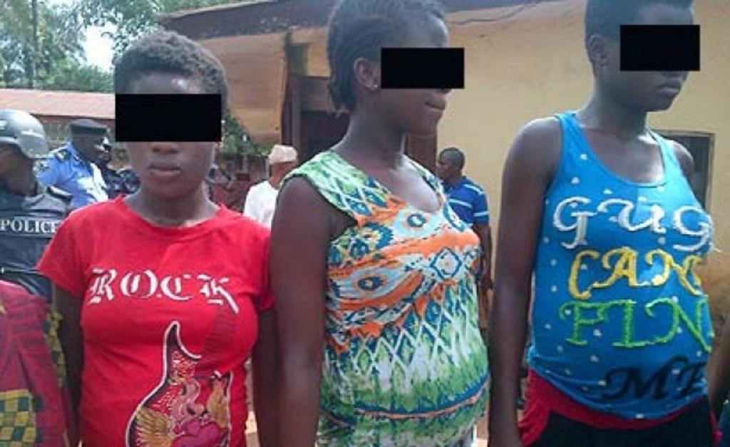 La policía en Nigeria rescató a 19 mujeres que eran secuestradas, embarazadas a la fuerza y obligadas a vender a sus bebés. (ESPECIAL)