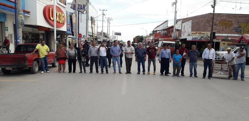 Un gripo de personas bloquearon por alrededor de 2 horas la calle Francisco I. Madero en el centro del municipio del mismo nombre. (EL ARCHIVO)