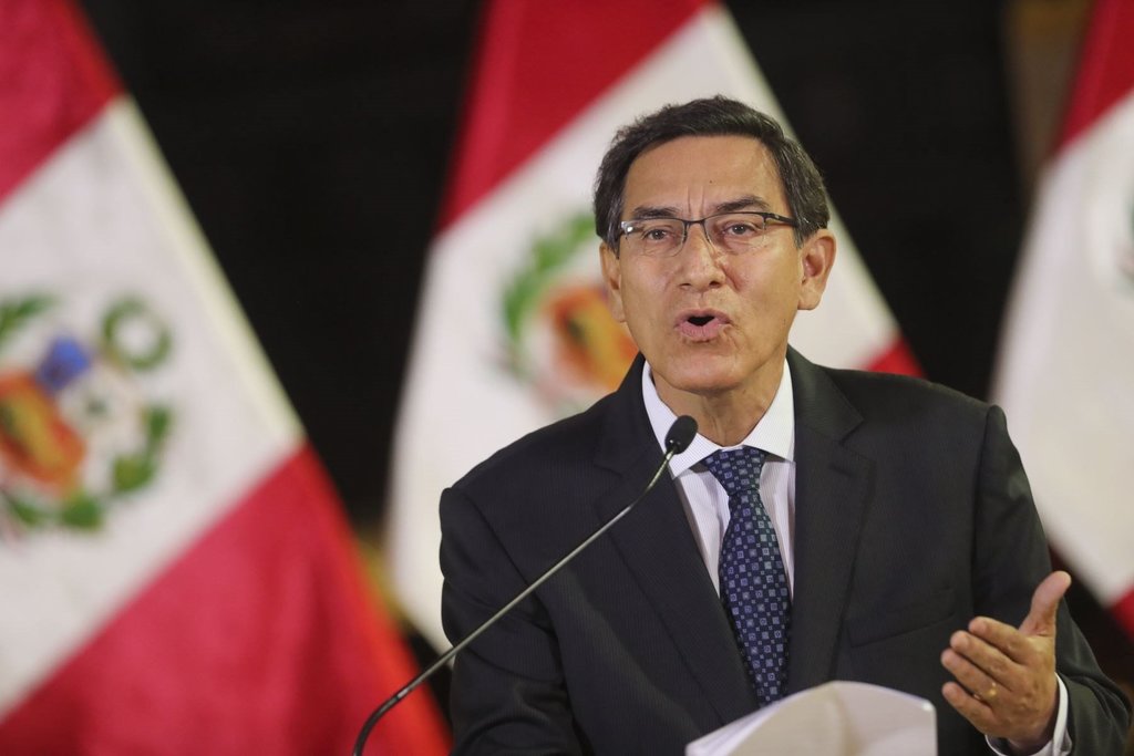 Marín Vizcarra, presidente de Perú, mientras anuncia la disolución del Congreso, este lunes en Lima. (EFE)