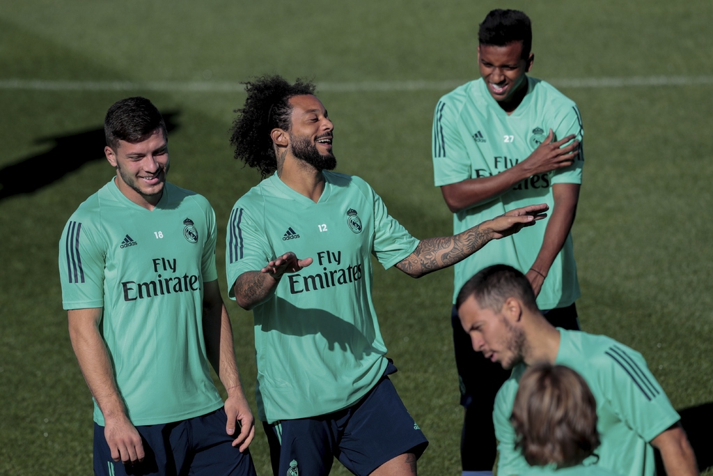 El lateral brasileño Marcelo (c) podrá estar disponible con los merengues para jugar en la Champions League. (AP)