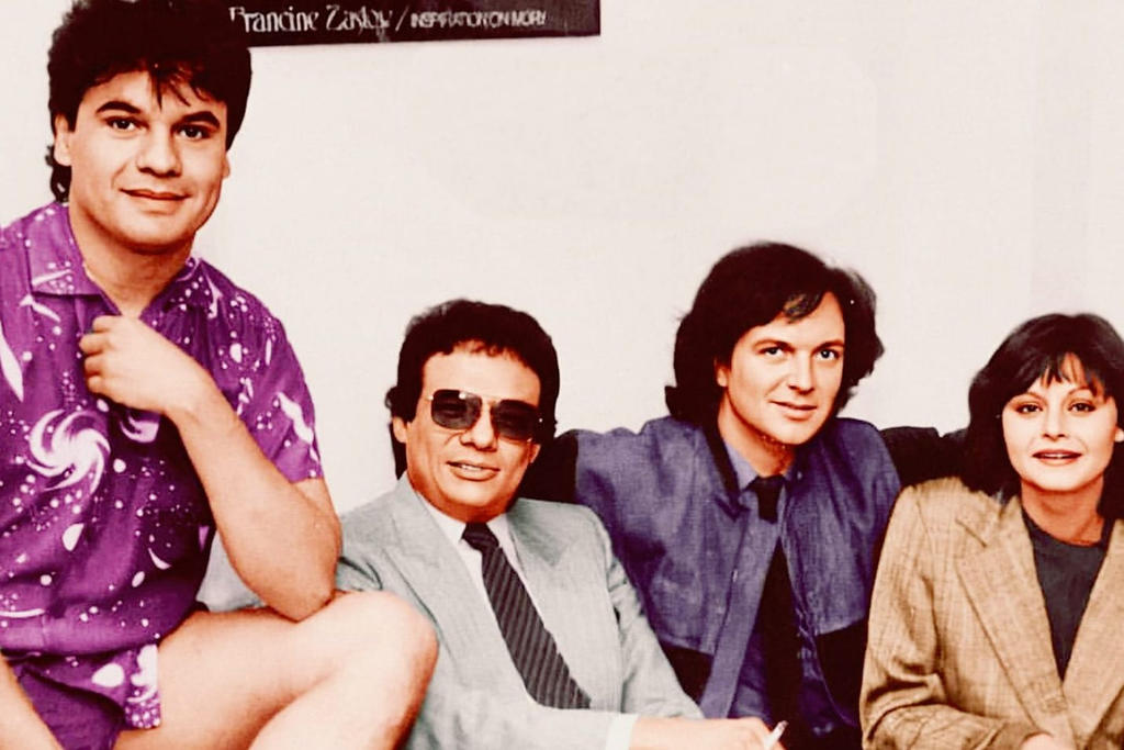 En la foto, tomado en los 70, aparecen (de izquierda a derecha) Juan Gabriel, José José, Camilo Sesto y Rocío Dúrcal. (ESPECIAL)