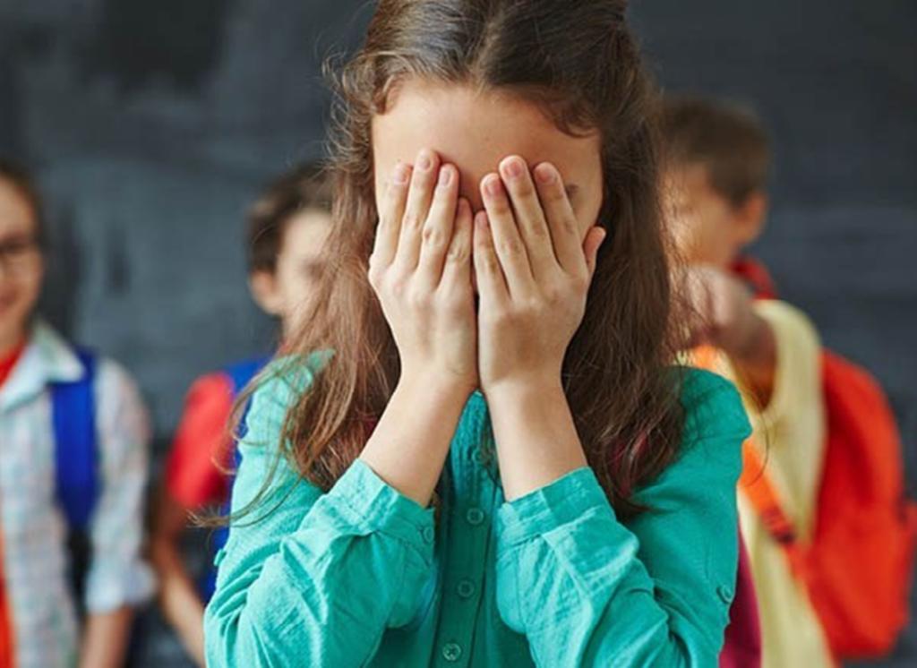 Las familias encuentran en una póliza así un beneficio en caso de que sus hijos sufran de acoso en la escuela. (INTERNET)