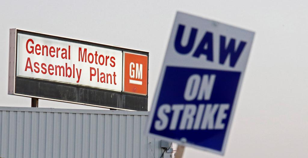 Una escasez de piezas causada por una huelga del sindicato United Auto Workers obligó a General Motors a cerrar sus fábricas de camionetas y transmisiones en Silao, México. (ARCHIVO)