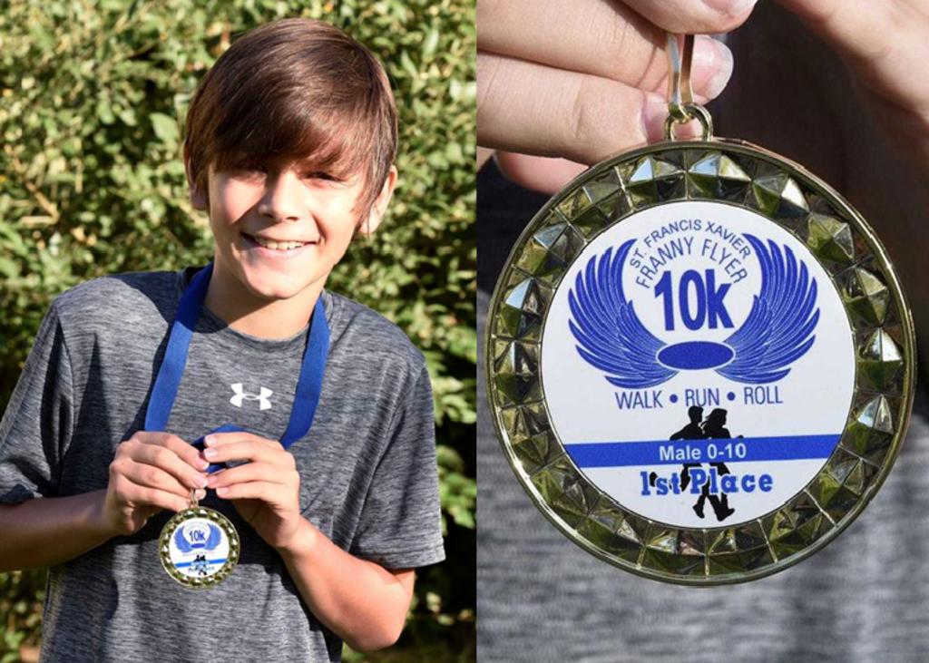 El niño no sólo ganó, quedó entre los mejores corredores, aunque destaca por su edad. (INTERNET)