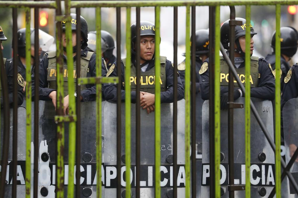 Unos 300 efectivos de las Fuerzas Especiales de la Policía Nacional de Perú resguardan hoy la sede del Congreso. (EFE)