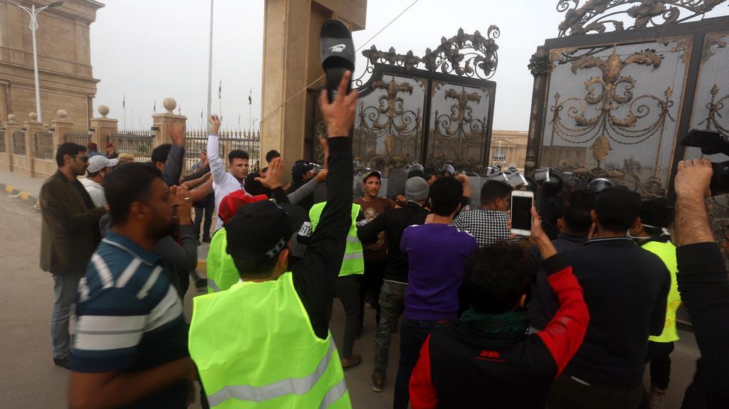 Al menos una persona murió y cerca dos centenares resultaron heridas durante una serie de manifestaciones ocurridas hoy en Irak contra la corrupción y el desempleo, y para pedir mejores servicios público. (ARCHIVO)