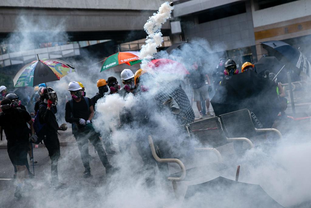 La Unión Europea exhortó hoy a frenar la violenta represión en Hong Kong luego de los enfrentamientos que dejaron decenas de manifestantes heridos. (EFE)